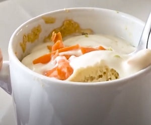 Receta del mug cake de zanahorias con avena en microondas